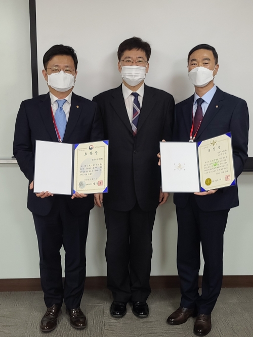 (좌측부터)지상민 한화시스템 사업운영담당, 박대규 방위사업청 국방기술보호국장, 여상태 한화시스템 보안팀 부장. / 사진 제공 = 한화시스템