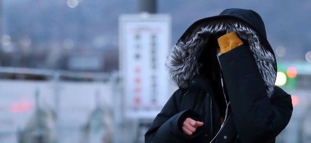 지난달 28일 서울 종로구 광화문네거리에서 시민들이 발걸음을 옮기고 있다.