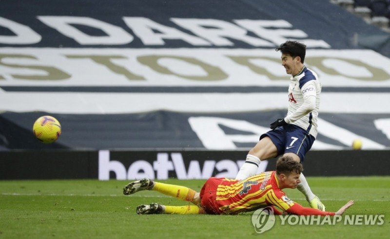 추가골을 넣고 있는 손흥민