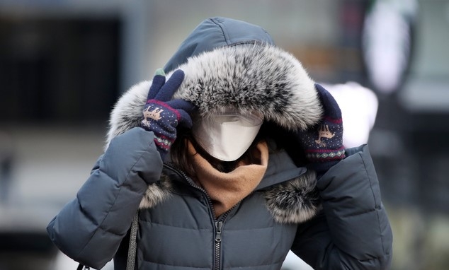 지난 2일 오전 서울 중구 시청역 인근에서 두꺼운 옷을 입은 시민이 출근하고 있다.