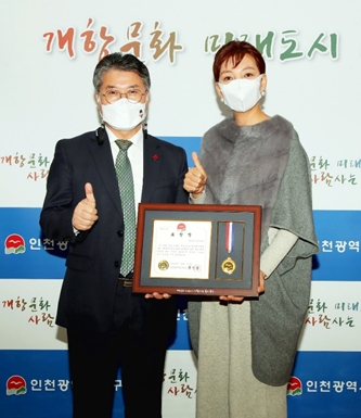 인천광역시중구청장 홍인성(왼쪽)과 (재)베스티안재단 사회복지사업본부 대표 설수진(오른쪽)이 표창장 수여 후 사진촬영을 하고 있다.