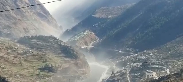 인도 북부 우타라칸드주 타포반에서 7일 히말라야 반다데비산 빙하 일부가 강으로 떨어져 홍수를 일으키면서 160명 넘은 인명피해가 발생했다.