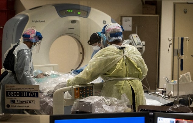 남아프리카공화국에서 발생한 신종 코로나바이러스 감염증(코로나19) 변이가 항체약물의 효능을 무력화한다는 연구가 나왔다. 사진은 남아공 요하네스버그의 한 병원에서 의료진들이 코로나19 환자의 CT를 촬영하는 모습.