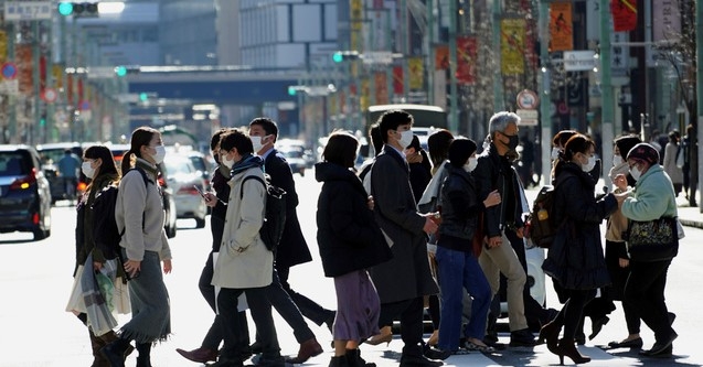 신종 코로나바이러스 감염증(코로나19)을 막기 위해 마스크를 착용한 도쿄 시민들이 3일 시내 교차로를 건너고 있다.