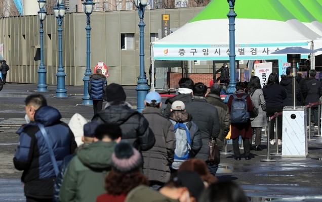 지난 4일 서울역 광장에 설치된 중구 임시 선별검사소에서 시민들이 검사를 받기 위해 대기하고 있다.