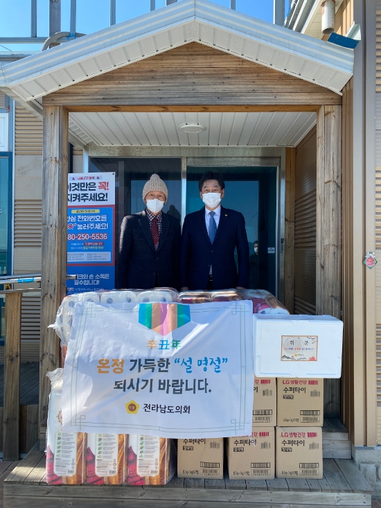 이철 전남도의원, 설 명절 맞아 요양원 위문/사진=전남도의회