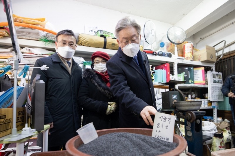 김포 전통시장을 방문한 이재명 지사. / 사진 = 경기도