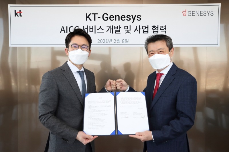 KT AI/BigData사업본부장 최준기 상무(왼쪽)와 제네시스 코리아 진재형 대표이사가 AICC 사업 공동 추진을 위한 MOU를 체결하고 기념사진을 촬영하고 있다.