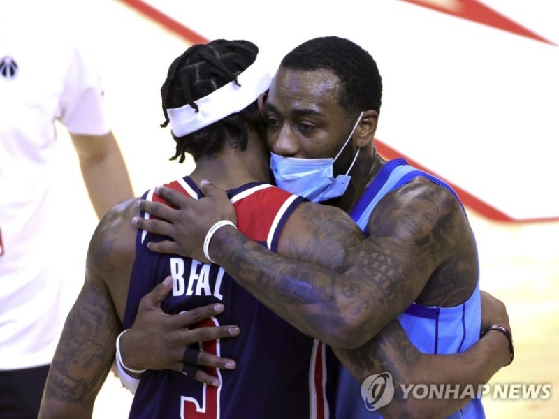 휴스턴의 존 월(오른쪽)