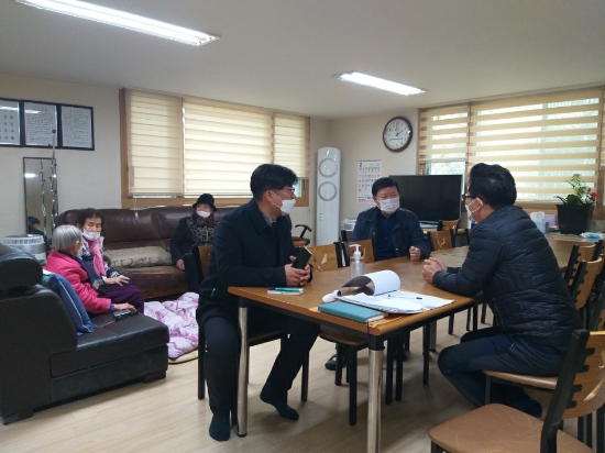 목포시의회 김양규 의원이 8일 상동 경로당 등 경로당 5개소를 방문해 동절기 안전점검을 하고 다가오는 설 명절을 맞이해 덕담을 나누고 격려하는 시간을 가졌다/사진=빅데이터뉴스