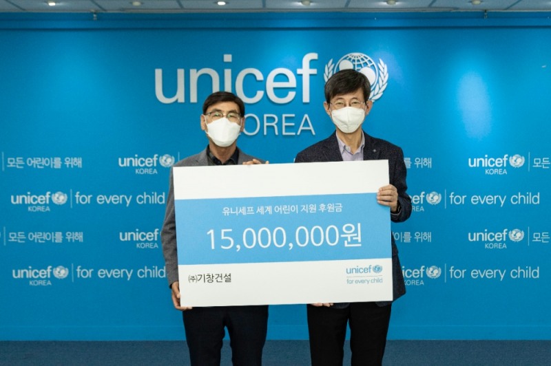 이기철 유니세프한국위원회 사무총장이(오른쪽) 기창건설 이창복 대표로부터 후원금을 전달받고 있다. (사진제공=유니세프한국위원회)