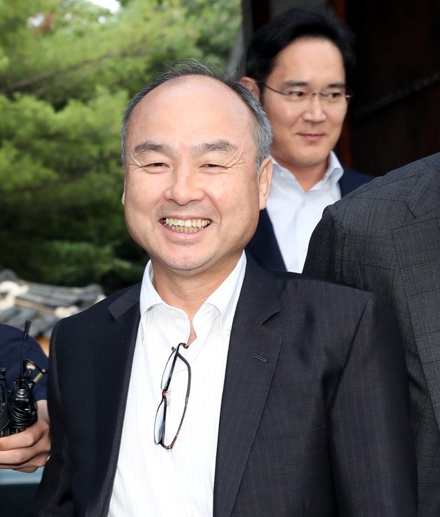 2019년 7월 이재용 삼성전자 부회장과 손정의 일본 소프트뱅크 회장이 4일 오후 서울 성북구 한국가구박물관으로 국내 기업 총수들과의 만찬 회동을 하기 위해 이동하고 있다.