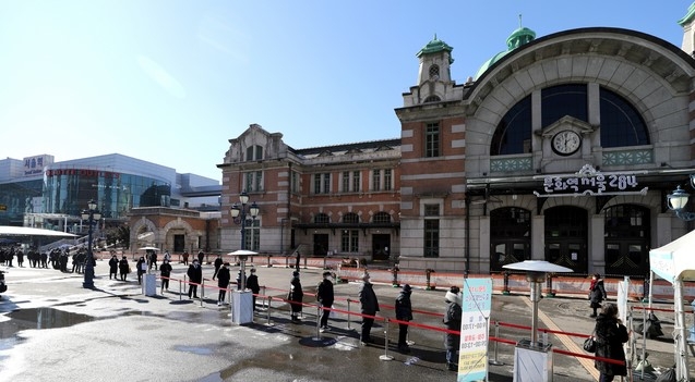 지난 4일 서울역 광장에 설치된 중구 임시 선별검사소에서 시민들이 검사를 받기 위해 대기하고 있다.