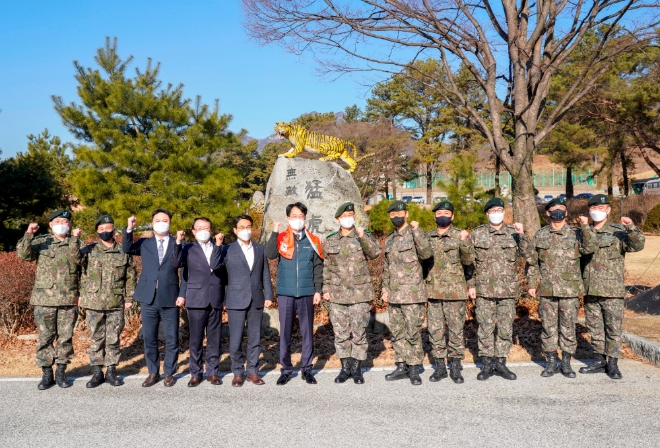손병환 NH농협금융지주 회장 및 임직원들이 경기도 가평 소재 육군 맹호부대를 위문 방문했다 / 사진 제공 = NH농협금융지주