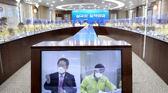 김영록 전라남도지사가 9일 오전 도청 서재필실에서 실국장 정책회의를 주재하고 있다 김 지사는 “‘지역균형 뉴딜1호’ 성공 개최, 해상풍력 선도 기반마련에 차질이 없도록 최선을 다해 주시라”고 당부했다./사진=전라남도