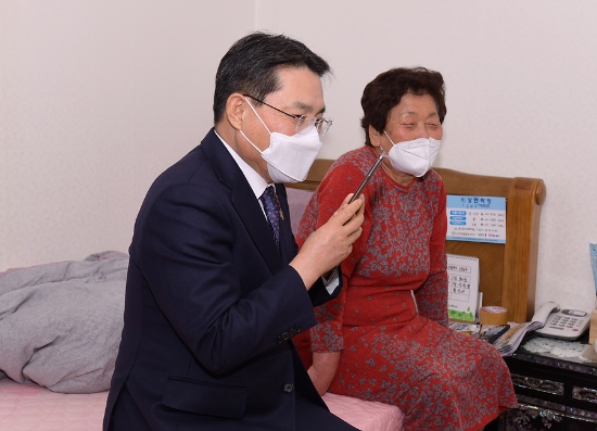 권오봉 여수시장이 설 명절을 맞아 홀로 사는 어르신댁을 방문해 가족과 영상 통화를 지원하고 있다./사진=여수시