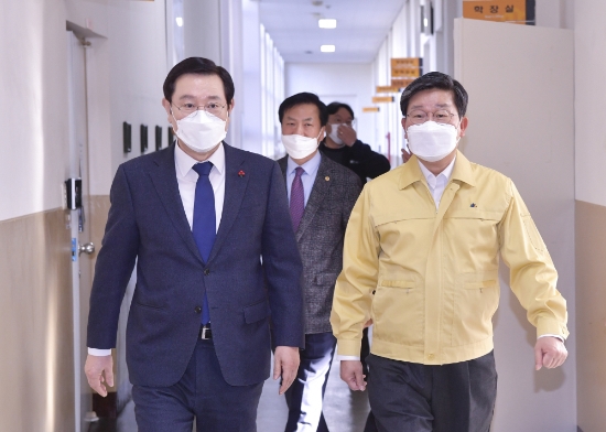 이용섭 광주광역시장이 9일 오후 동구 조선대학교 의과대학에서 코로나19 백신 호남권역접종센터 준비상황 점검차 광주를 방문한 전해철 행정안전부 장관과 간담회장으로 이동하고 있다./사진=광주시