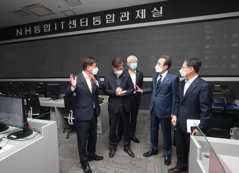 이성희 농협중앙회장, 설 연휴 앞두고 통합IT센터 격려