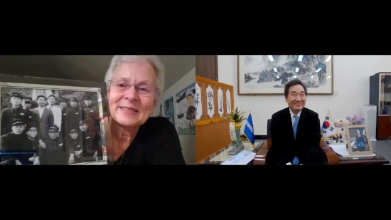 이낙연 더불어민주당 대표가 설 연휴를 이틀 앞둔 9일 미국 평화봉사단으로 한국에 오셨던 영어 선생님과 영상통화로 재회했다/사진=이낙연 대표 사무실