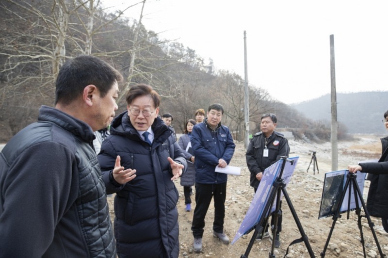 연천 아미천 정비현장에서 불법시설물 철거와 복원 현황에 대해 지역주민에게 설명중인 이재명 지사 / 사진 = 경기도