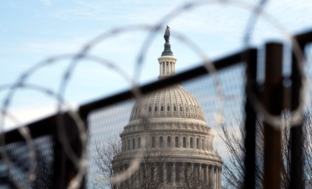 도널드 트럼프 전 미국 대통령에 대한 상원의 탄핵심판이 시작된 9일(현지시간) 워싱턴DC 국회의사당의 모습이 철조망 뒤로 보이고 있다.