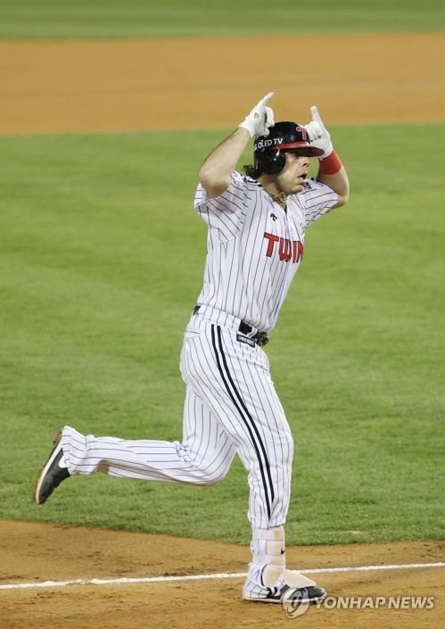 지난해 홈런왕에 오른 타격 4관왕에 오른 로하스가 일본으로 떠난 뒤 외국인 타자로 홈런왕 후보인 로베르토 라모스