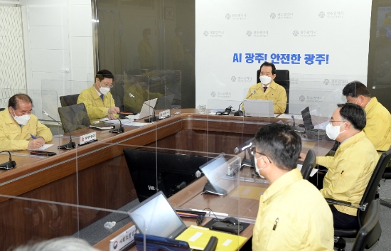 정세균 국무총리는 10일 오전 광주시청 재난상황실에서 열린 코로나19 대응 중앙재난안전대책본부 회의를 주재하고 있다./사진=광주시