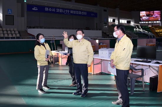권오봉 여수시장이 지난 9일 오후 코로나19 백신 예방접종센터로 쓰일 흥국체육관을 찾아 센터 개소에 대비, 준비 사항 사전 점검을 실시했다./사진=여수시