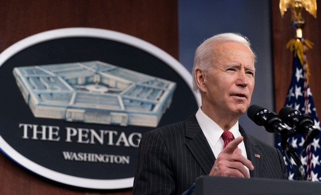 조 바이든 미국 대통령이 10일(현지시간) 국방부를 첫 공식 방문해 연설하고 있다. 그는 이날 중국에 대한 국방 정책을 재검토하기 위한 국방부 태스크포스(TF) 구성을 발표했다.