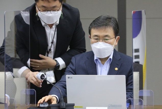 밀접접촉자로 분류되어 자가격리 후 복귀한 권덕철 보건복지부 장관이 9일 오후 정부세종청사에서 열린 신종 코로나바이러스 감염증(코로나19) 백신·치료제 상황점검 회의에 참석, 회의 자료를 살펴보고 있다.
