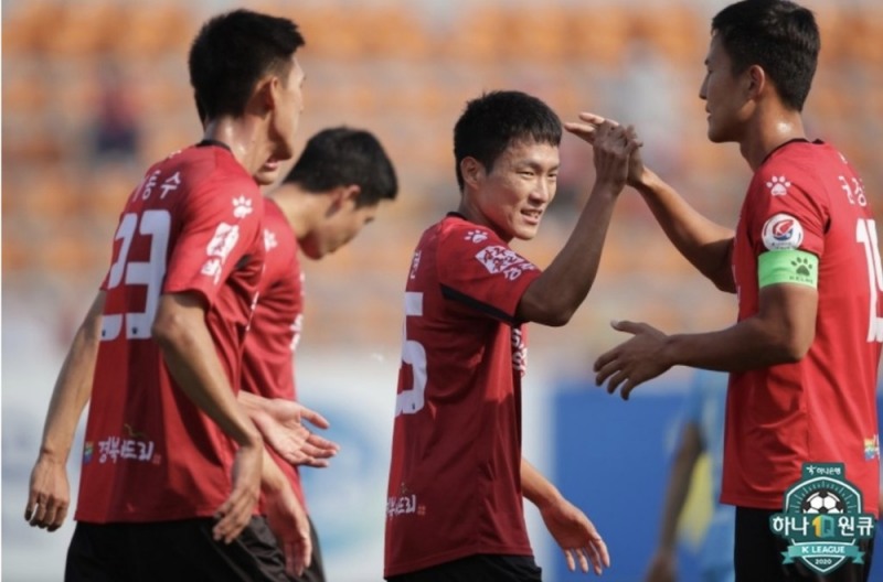 프로축구 K리그1 상주 상무는 '군대스리가'라는 별명을 갖고 있다. 2020 K리그에서 상무 안태현이 동료들과 골 기쁨을 나누고 있다.