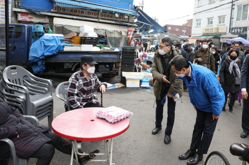 우상호 의원, 대림시장 방문 모습 / 사진 = 우상호 의원실