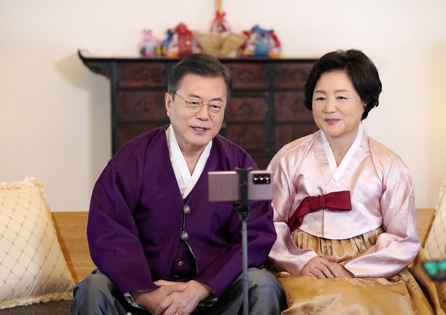 문재인 대통령과 김정숙 여사가 청와대 상춘재에서 설 명절을 맞아 영상을 통해 국민께 새해 인사를 전하고 있다. (사진=청와대 제공)