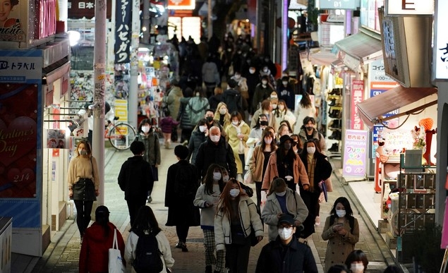 지난 9일 저녁 일본 도쿄의 쇼핑가를 신종 코로나바이러스 감염증(코로나19) 감염 예방을 위해 마스크를 착용한 시민들이 걷고 있다.