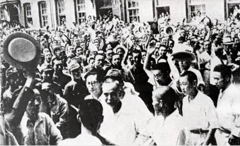 1945년 8월 16일 휘문고보 군중 속의 몽양 여운형의 모습. 여운형은 광복된 조선체육회의 초대 회장으로 취임했다.[사진출처 몽양여운형기념사업회] 