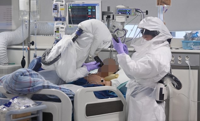 전 세계적으로 신종 코로나바이러스 감염증(코로나19) 확진 판정을 받은 누적 인구가 1억명을 넘어선 지난 1월 26일 경기도의료원 안성병원 코로나19 음압격리병동 중환자실에서 의료진들이 환자를 치료하고 있다.