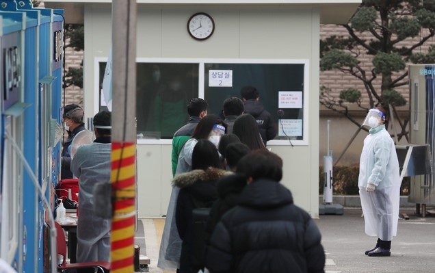 부천시 소재 종교단체인 승리제단과 오정동 학원 등에서 코로나19 확진자 53명이 발생한 이튿날인 10일 부천 소사보건소 선별진료소를 찾은 시민들이 검사를 받고 있다.