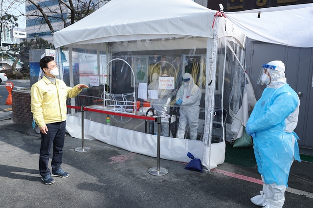 허태정 대전시장이 11일 서구보건소에 설치된 신종 코로나바이러스 감염증(코로나19) 선별진료소를 찾아 운영상황을 점검하고 있다. (사진= 대전시 제공)