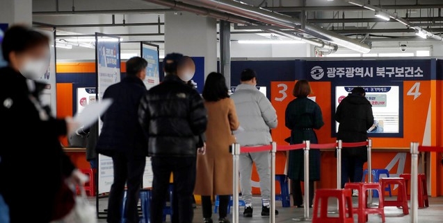 교회·성인오락실 관련 코로나19 집단감염이 잇따르고 있는 1일 광주 북구 용봉동 선별진료소에 검사 대상자들이 줄지어 기다리고 있다. (사진=광주 북구 제공)
