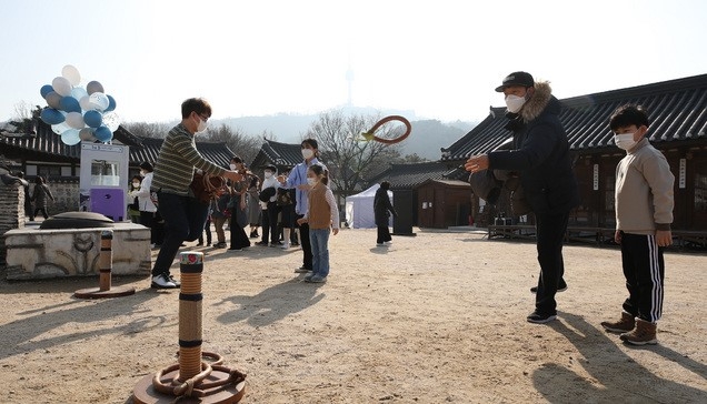 민족 최대의 명절 설인 12일 오후 서울 중구 남산골 한옥마을에서 열린 '명랑소설' 행사에서 시민들이 쇠코뚜레 걸기 체험을 하고 있다.