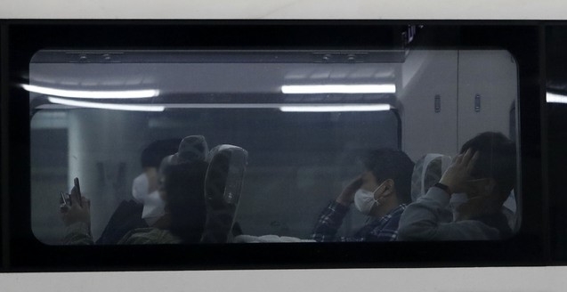 지난 10일 오후 서울역에서 귀성객들이 열차에 탑승해 창가 측에 앉아 거리두기하며 출발을 기다리고 있다.