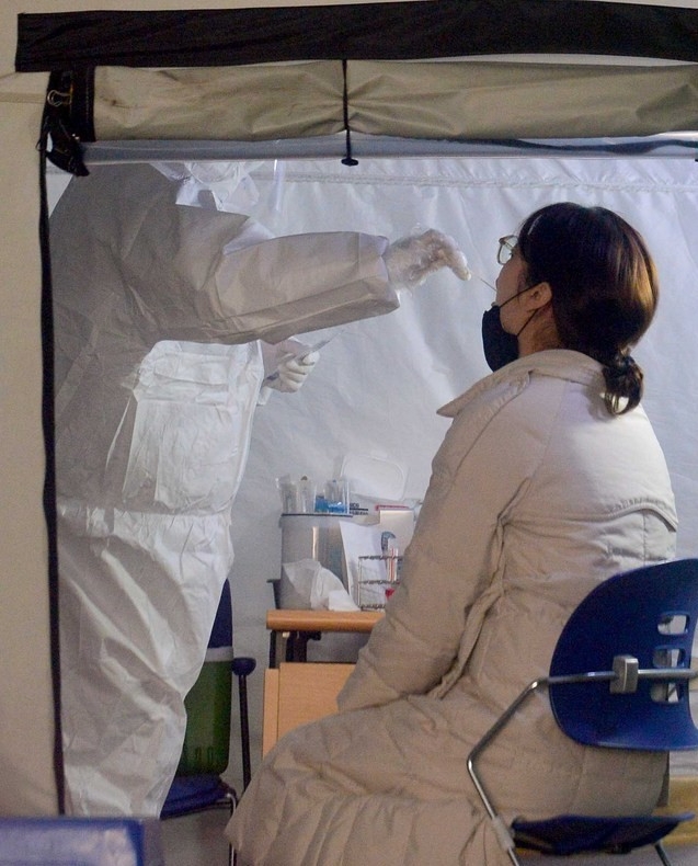 설 명절 당일인 12일 오전 광주 서구보건소 선별진료소에서 의료진이 검체 채취 작업을 하고 있다.