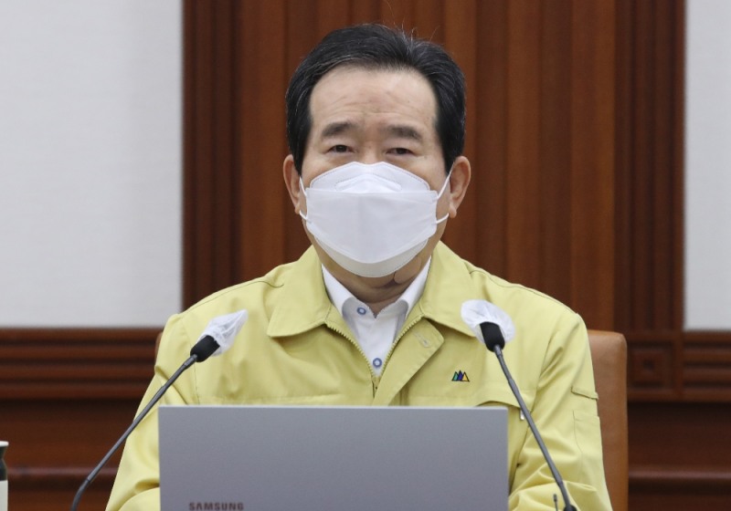 정세균 국무총리가 13일 오전 서울 종로구 정부서울청사에서 열린 코로나19 대응 중앙재난안전대책본부(중대본) 회의에 참석해 발언하고 있다.