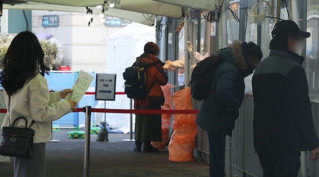 민족 최대의 명절 설인 12일 오전 서울역 중구 코로나19 임시선별검사소에서 시민들이 검체 검사를 받고 있다. 이날 0시기준 신규 확진자는 403명, 국내발생은 384명이다.