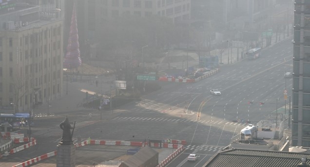 설연휴 세째 날인 13일 서울 종로구 광화문 사거리가 설 연휴에 한산한 가운데 포근한 날씨를 보이며 미세먼지로 인해 뿌옇게 보이고 있다.