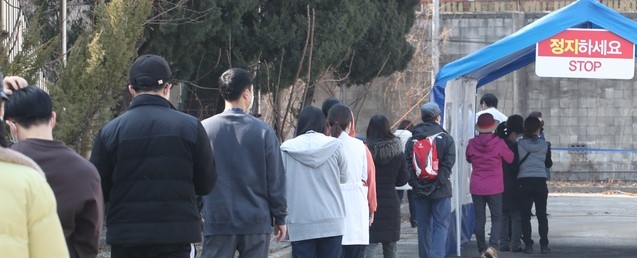 지난 13일 서울 용산구 순천향대학교 서울병원에서 신종 코로나바이러스 감염증(코로나19) 확진자가 37명이 나온 가운데 임시선별진료소에는 검사를 받으려는 사람들이 줄지어 대기하고 있다.