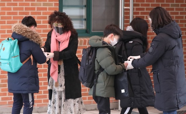 교육부가 신학기를 한달여 앞두고 유치원부터 고등학교까지 학년별 등교방식을 담은 학사운영지원방안을 발표할 것으로 알려진 28일 서울의 한 초등학교에서 학생들이 등교하고 있다. 학사운영지원방안에는 사회적 거리두기 단계별 등교원칙과 밀집도 예외조치의 변화가 예상된다.