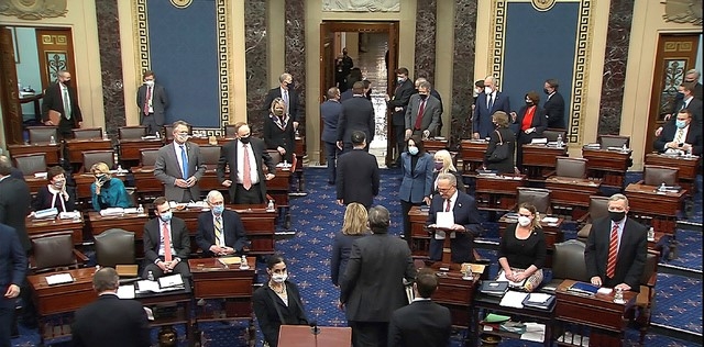 미 하원 탄핵소추위원들이 13일(현지시간) 도널드 트럼프 전 미 대통령에 대한 두 번째 탄핵 심판 표결 결과 찬성 57대 반대 43으로 탄핵안이 부결된 상원 회의장을 떠나고 있다.