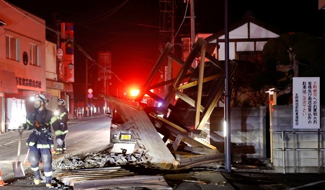 14일 일본 후쿠시마(福島)현 고리 정 지역의 한 건물이 지진으로 쓰러진 모습. 13일 오후 11시 8분께 일본 후쿠시마현 앞바다에서는 규모 7.1로 추정되는 강한 지진이 발생했다.