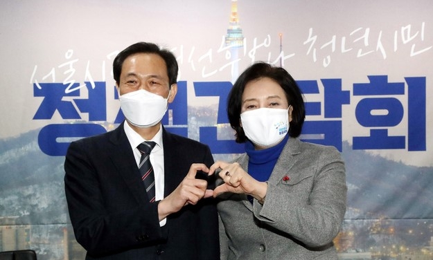 더불어민주당 우상호(왼쪽), 박영선 서울시장 예비후보가 8일 서울 마포구 복합문화공간 그늘에서 열린 더불어민주당 서울시장 경선후보, 청년창업 및 일자리 간담회에서 기념촬영을 하고 있다. (공동취재사진)